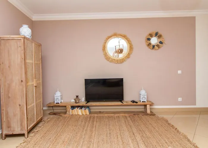 Old Town Boho Seaview Elegance شقة